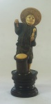 Grupo escultórico  japonês em bronze, marfim e madeira, representando tocador de tambor, medindo 17 cm (banqueta quebrada)