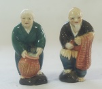 Conjunto de saleiro e pimenteiro em porcelana japonesa, representando casal, medindo 6 cm cada