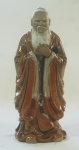 Estatueta chinesa em cerâmica vitrificada, representando figura de monge, medindo 17 cm de altura