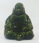 Estatueta de cerâmica vitrificada, na cor verde, representando Buda, medindo 15 cm
