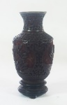 Vaso em esmalte em lacca esculpida c/ flores, acompanha peanha em madeira, medindo 12 cm
