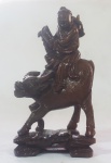 Grupo escultórico chinês, em madeira esculpida, representando figura de homem montando touro, medindo 17 cm (quebrado no peito e chapéu)