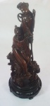 Grupo escultórico chinês, em madeira esculpida, representando cena romântica (2 pequenos quebrados) acompanha peanha em madeira trabalhada, medindo 37 cm.