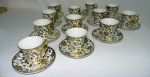 Conjunto de porcelana com decoração em dourado, composto por 12 xícaras de café e 12 pires.