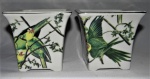 Par de cachepots em porcelana com decoração de pássaros. Medida: 12x12x12cm.