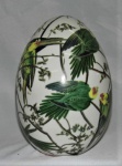 Ovo em porcelana com decoração de pássaros e folhagens. Medida: 23cm.