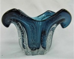 Pequeno vaso em Murano na tonalidade azul. Medida: 13x18cm.