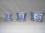 Conjunto de 3 (três) cachepots em porcelana azul e branca. Medida: 11x10, 11x14, 11x19cm. Contém restauro.