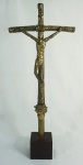 Crucifixo em bronze dourado com base em madeira . Cópia da cruz peitoral de João Paulo II. Alt. total 74 cm. Cristo e crucifixo 65 x 32 cm.