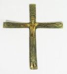 Crucifixo em bronze com inscrições no verso "  Tornou-se Obediente  até a Morte  e Morte de Cruz". Medidas 38 x 36 cm.