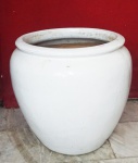 Cachepot em cerâmica vitrificada branca. Medida: 50x50cm.