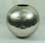 Vaso redondo em alumínio prateado. Medida: 26cm.