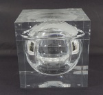 Balde de gelo em acrílico, parte interna em formato de globo. Medida: 18x18x18. Contém pequeno bicado na tampa.