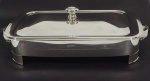 Porta pirex da marca Wolff retangular em metal expessurado prata. Medida: 12x42x22cm. Está sem recipiente.