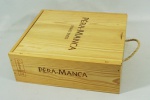 Caixa em madeira porta vinhos, Pêra-Manca . Medida: 34x30x12cm. Não cotém vinhos.