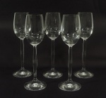Conjunto em cristal translucido composto por 5 (cinco) taças para aperitivo. Medida: 19 cm de altura.