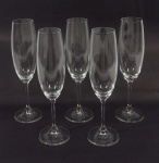 Conjunto em cristal translucido composto por 5 (cinco) taças de champagne. Medida: 23cm de altura.