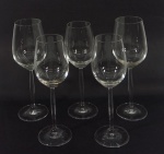 Conjunto em cristal translucido composto por 5 (cinco) taças: 2 (duas) para vinho tinto e 3 (três) para vinho branco. Medida: 23cm e 22cm de altura.