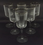 Conjunto de 6 (seis) taças em cristal frisado com borda prateada para vinho branco. Medida: 19cm de altura.