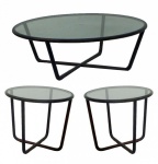 JOAQUIM TENREIRO - Trio de mesas, anos 50, em jacarandá, elementos roliços, com tampo de vidro. Medidas mesa de centro 34 x 100cm e laterais 51 x 60cm.