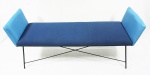 Martin Eisler, pequeno sofá, estrutura em ferro, estofado em tecido em 2 tons de azul, medindo 60 x 132 x 41 cm.
