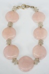 Gargantilha c/ placas em cristal de rocha rosa, med 44 cm ( bijuteria)