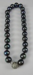 Gargantilha em pérolas negras sintéticas, fecho em metal prateado e strass, med 19 cm fechado (bijuteria)