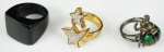 3 anéis em diferentes materiais, anel dourado aro 16, anel com besouro aro 12 e anel em acrílico preto aro 11