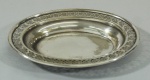 Pequena bandeja no formato oval  em metal prateado, Mappin & Webb . Medidas 17 cm.