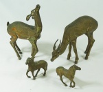 Lote com  animais em metal dourado sendo: 2 pequenos  cavalos e 2 cervos.