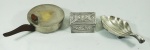 Lote cotendo 3 peças em metal espessurado a prata :  1 pequena caixa(5 x 10 x 7 cm ) , 1 aparador de cinzas ( 4 x 14 cm) e 1 saboneteira ( 21 cm) .