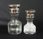 Duas garrafas para água em vidro com tampa em metal espessurado a prata: 1 com fungo (20 cm) e outra com 24 cm
