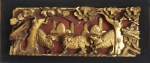 Talha chinesa em madeira representando três figuras de animais com medição total de 17 cm x 37 cm (Dourada).