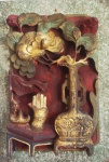 Talha Chinesa em madeira representando Ikebana, medindo 28 cm x 19 cm (policromada)