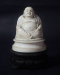 Buda em marfim chinês . Base em madeira. Medida: 8cm.