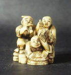 Grupo escultórico netsuke representando 4 (quatro) personagens. Assinado. Medida: 4cm.