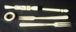 Lote de marfim composto de piteira, 2 pequenos garfos e 1 pequena argola. Medida aproximada: 10cm.