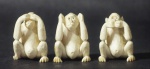 Três esculturas em marfim chinês representando macacos "não vejo", "não falo" e "não ouço". Medida: 2cm de altura.