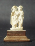 Pequena escultura em marfim chinês representando deusa oriental. Base em madeira. Medida: 5cm.