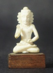Pequena deusa indiana em marfim oriental. Base em madeira. Medida: 2cm.