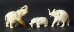 Três pequenas esculturas em marfim chinês representando elefantes. Medida: 3x3cm e 1,5x1,5cm. Uma delas está com o pé quebrado.