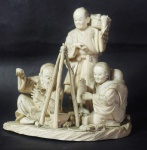 Imponente grupo escultório em marfim chinês com 3 (três) figuras representando cotidiano. Assinado. Medida: 13x13cm.