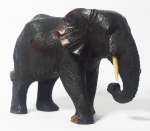 Escultura em ébano e marfim representando elefante. Medida: 10x15cm. Pata quebrada.