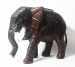 Grupo escultório em ébano e marfim representando elefante. Medida: 22x27cm.