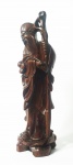 Grupo escultório em ébano representando velho sábio. Medida: 23cm.
