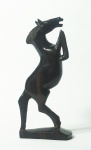 Escultura em ébano representando cavalo empinando. Medida: 15cm.