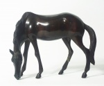 Escultura em ébano representando cavalo. Medida: 10x15cm. OBS: pata traseira colada