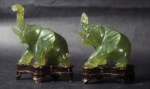 Par de esculturas em jade representando elefantee. Base em madeira. Medida: 8x74cm. um com tromba quebrada.