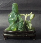 Escultura em jade representando deusa indiana. Base em madeira. Medida: 10x10cm.