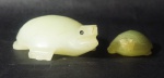 Duas tartarugas em jade com medidas: 1) 13 x 8 cm e 2) 7 x 4 cm. (Com alguns defeitos).